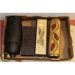 FLAT WITH WOOD DECORATIVE CONTAINERS