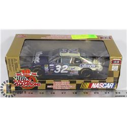 DIE CAST - RACING CHAMPION - #32 - 1:24