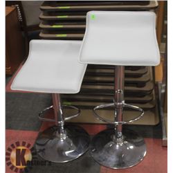 PAIR OF WHITE HYDRAULIC LIFT BAR STOOLS