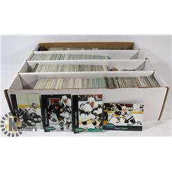 BOX OF COLLECTIBLE HOCKEY CARDS