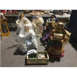 GROUP OF 8 MANGER PIECES