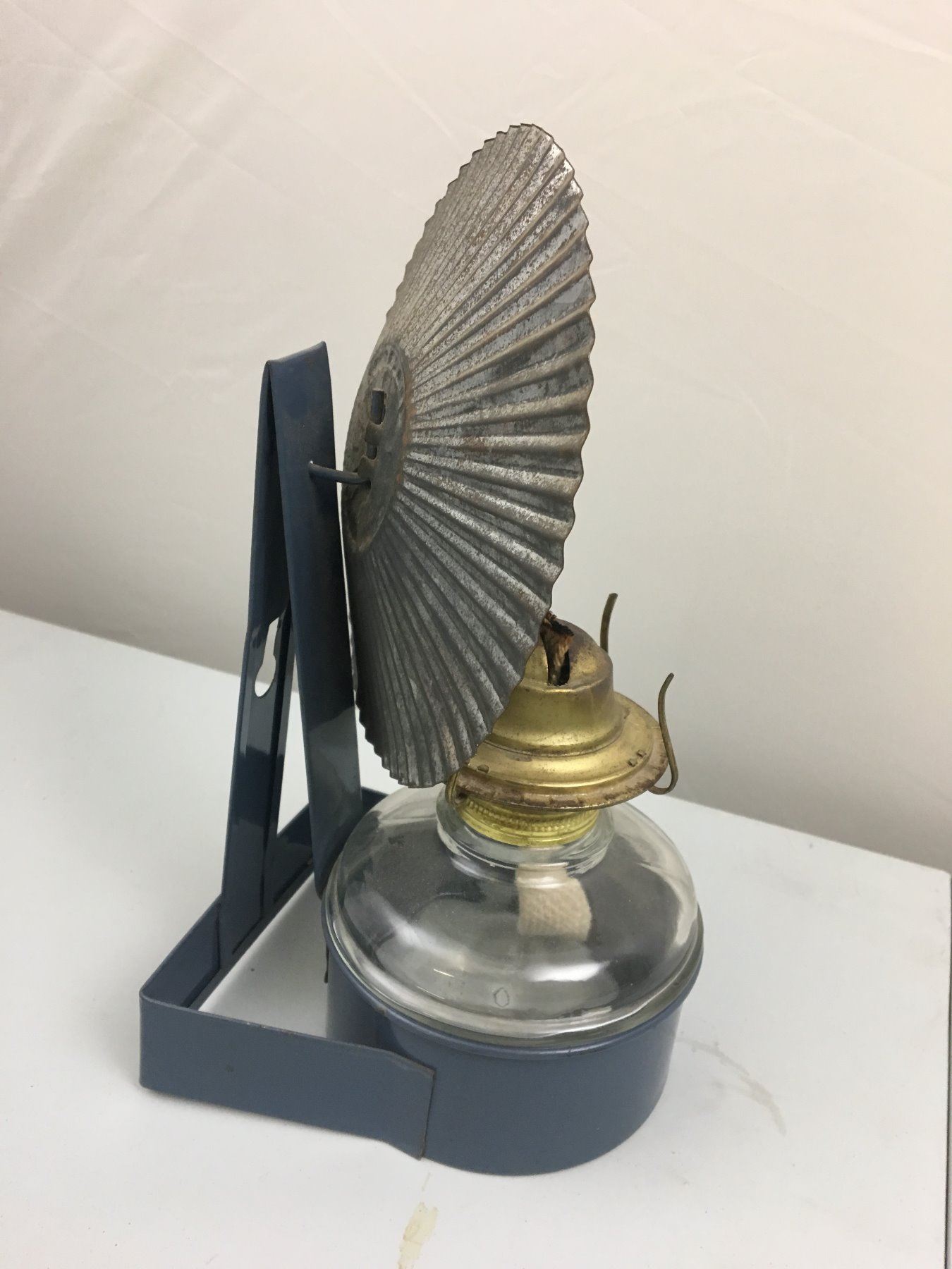 WALL MOUNT OIL LAMP - Schmalz Auctions