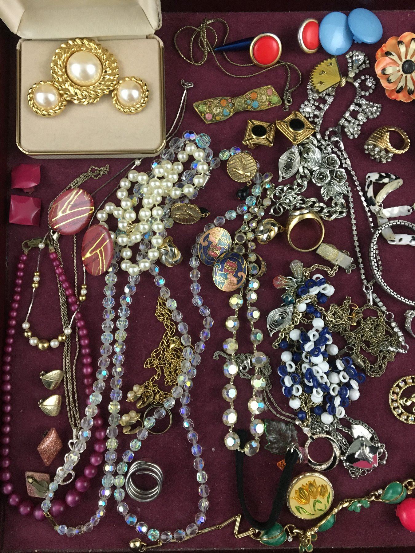 LOT OF JEWELRY LOT OF JEWELRY