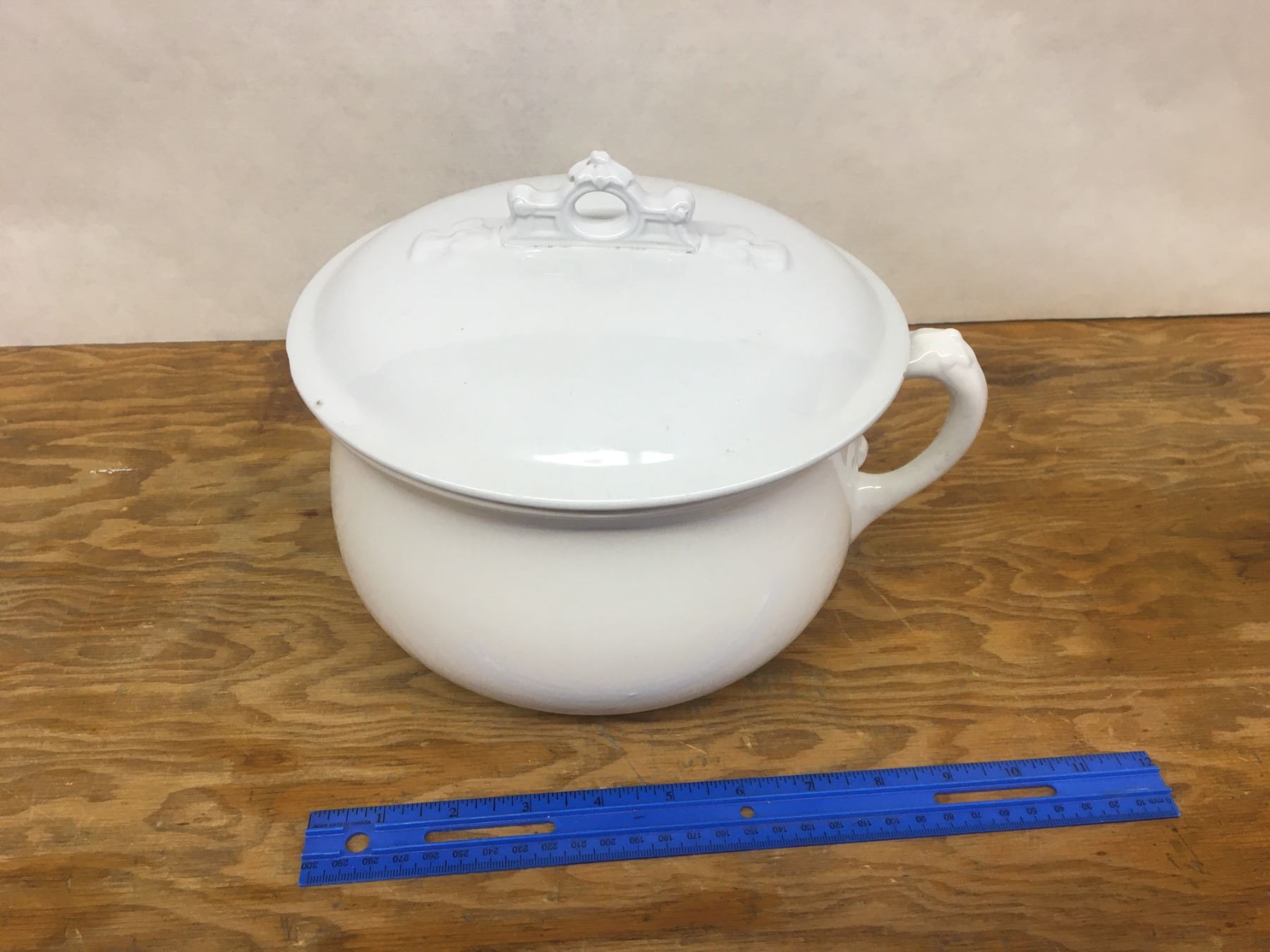 PORCELAIN CHAMBER POT AND LID