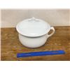 Image 1 : PORCELAIN CHAMBER POT AND LID