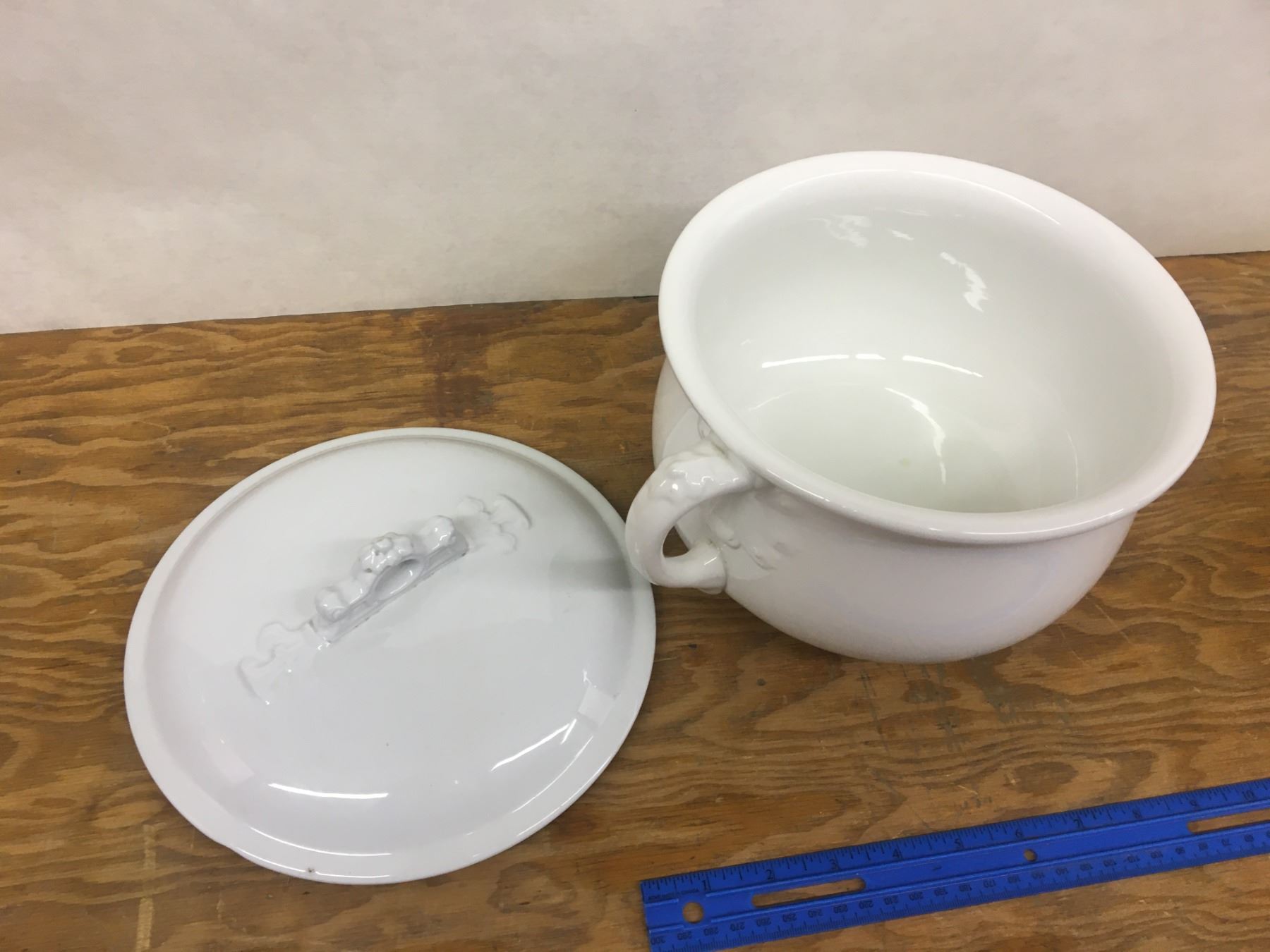 PORCELAIN CHAMBER POT AND LID Schmalz Auctions