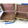 Image 4 : LOT OF 2 VINTAGE SUITCASES