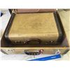 Image 6 : LOT OF 2 VINTAGE SUITCASES