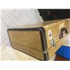 Image 7 : LOT OF 2 VINTAGE SUITCASES
