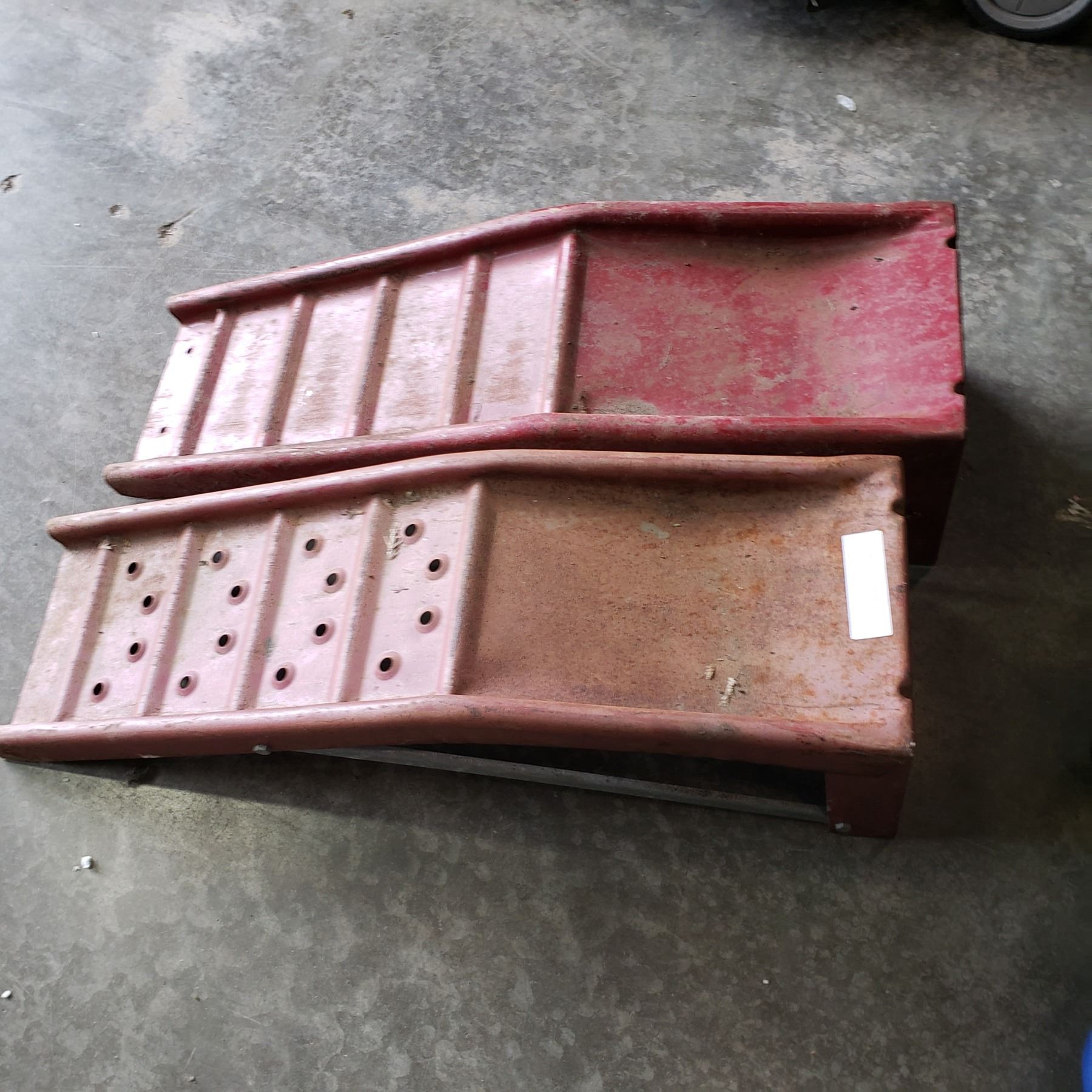 SET OF RED METAL CAR RAMPS