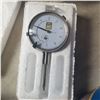 Image 5 : 2 LASER CHALK LINE GENERATORES, DEFLECTION GAUGE AND MAGNETIC BASE