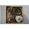 Image 2 : TRAY OF JEWELRY