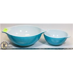 2 MATCHING VINTAGE PYREX MIXING BOWLS