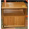 Image 1 : WOOD SWIVEL-TOP ROLLING TV STAND