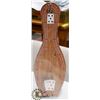 Image 1 : VINTAGE WOOD BOWLING PIN CRIBBAGE BOARD, ENCASED