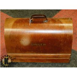 ANTIQUE SINGER SEWING MACHINE IN WOOD CASE