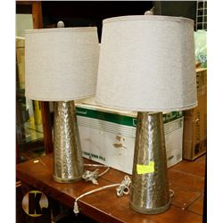 SHOWHOME PAIR OF BRUSHED NICKEL TABLE LAMPS