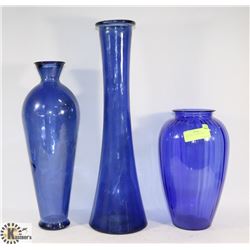 LOT OF 3 BLUE GLASS VASES VARIOUS HEIGHT