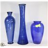 Image 1 : LOT OF 3 BLUE GLASS VASES VARIOUS HEIGHT
