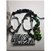 Image 2 : SMALL TOTE OF ASSORTED COSTUME JEWELRY