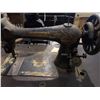Image 2 : VINTAGE SEWING MACHINE