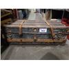Image 1 : VINTAGE CHEST