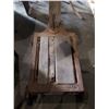 Image 3 : ANTIQUE SCALE