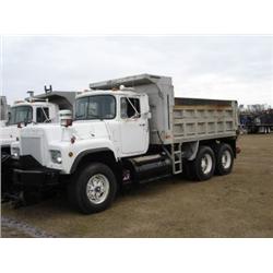 (Lot 4198.00) 1989 MACK RD690S