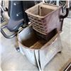 Image 2 : RUBBERMAID MOP BUCKET W/ RINGER