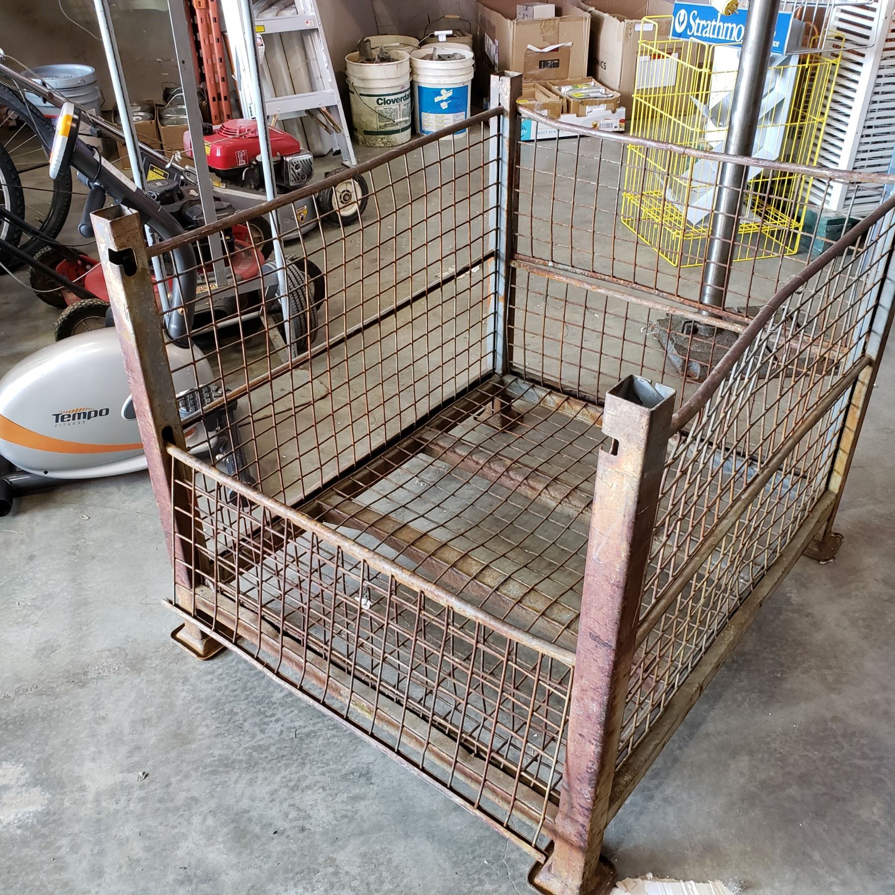 LOT OF WIRE METAL RACKS AND CAGES