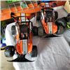 Image 2 : LARGE TRAY W/ VARIOUS RC CARS AND TRUCKS AND CONTROLLERS