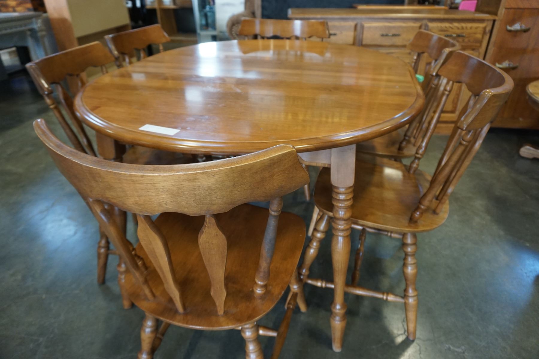 ROUND MAPLE DINING TABLE W/ 6 DINING CHAIRS
