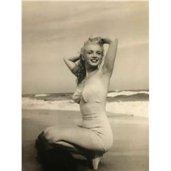 André DE DIENES - Marilyn Monroe on Tobay beach, Long Island, 1949.