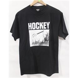HOCKEY MENS BLACK/WHITE GRAPHIC LOGO T-SHIRT
