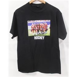 HOCKEY MENS BLACK/WHITE GRAPHIC LOGO T-SHIRT