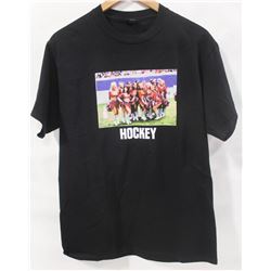 HOCKEY MENS BLACK/WHITE GRAPHIC LOGO T-SHIRT