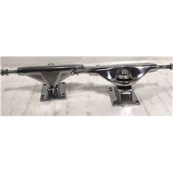 PAIR OF GENERIC SKATEBOARDING TRUCKS