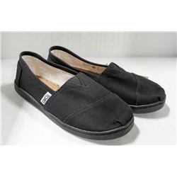 TOMS YOUTH BLACK SHOES SZ Y4.