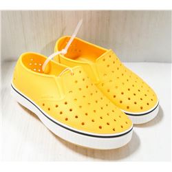 NATIVE MILES YELLOW AND WHITE YOUTH SHOE SIZE 13.