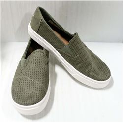 TOMS OLIVE GREEN YOUTH SHOE SIZE 3.5