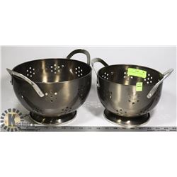 SET OF 2 METAL COLANDERS