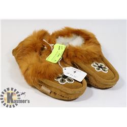 PAIR OF LADIES MOCCASINS SIZE 7