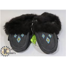 PAIR OF MENS MOCCASINS SIZE 11