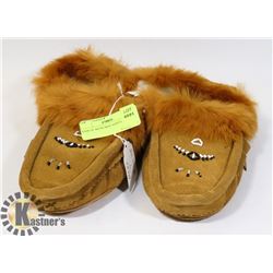 PAIR OF MENS MOCCASINS SIZE 9