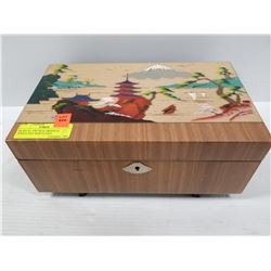 MUSICAL VINTAGE ORIENTAL JEWELLERY BOX
