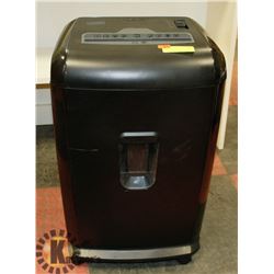 STAPLES PAPER SHREDDER, ON WHEELS, 15 SHEET CROSS CUT