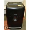 Image 1 : STAPLES PAPER SHREDDER, ON WHEELS, 15 SHEET CROSS CUT
