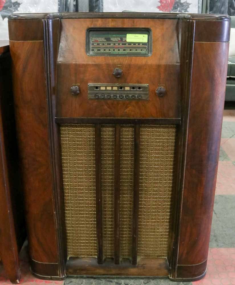 ANTIQUE FLOOR MODEL RADIO