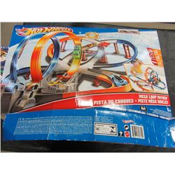 ESTATE - HOTWHEELS MEGA LOOP MAYHEM CAR SET IN ORIGINAL BOX