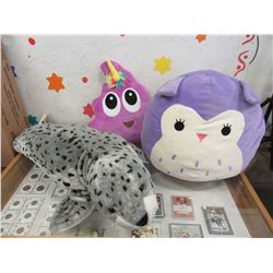 BOX WITH 3 PLUSH TOYS/PILLOWS